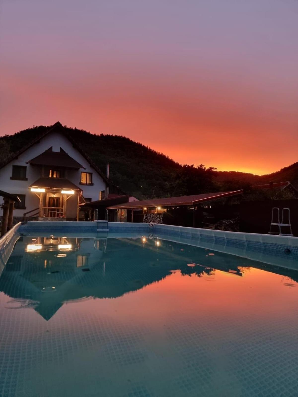 Conacul De Sub Munte Hotel Novaci Străini Exterior foto